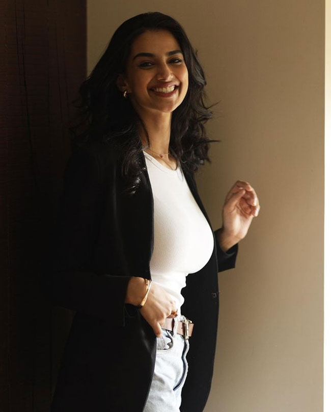 Staggering Poses of Meenakshii Chaudhary In Black Outfit